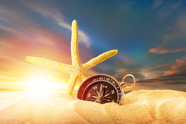 Sea star i kompas w piasku - Zdjęcie, obraz