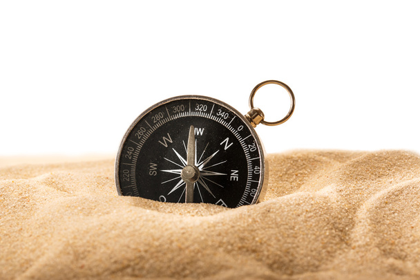Черный компас в песке
  - Фото, изображение