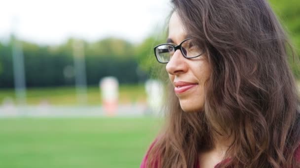 schöne Frau in Brille posiert im Sommerpark - Filmmaterial, Video