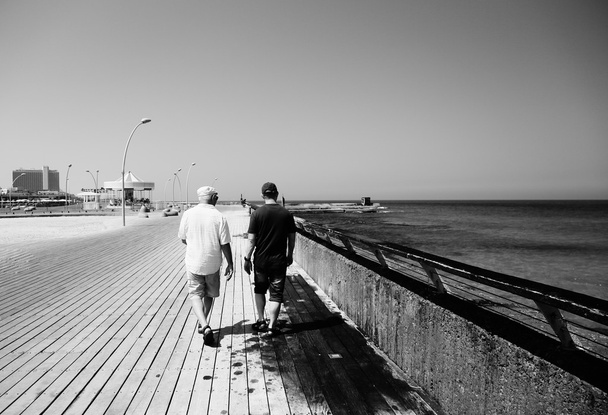 poika ja isä kävelemässä
 - Valokuva, kuva