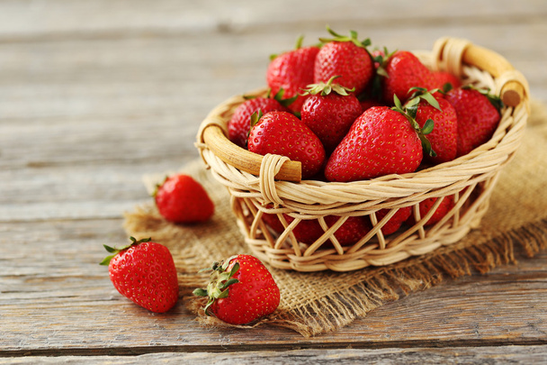 Fresh strawberries in basket - Foto, afbeelding