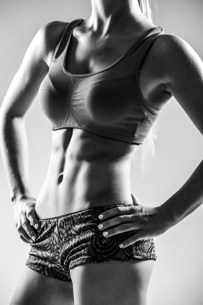 привлекательная фитнес-женщина, тренированное женское тело
.  - Фото, изображение