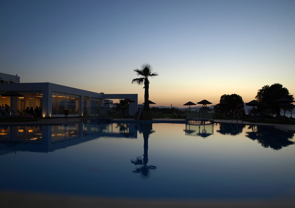 Plavecký bazén luxusního hotelu za soumraku - Fotografie, Obrázek