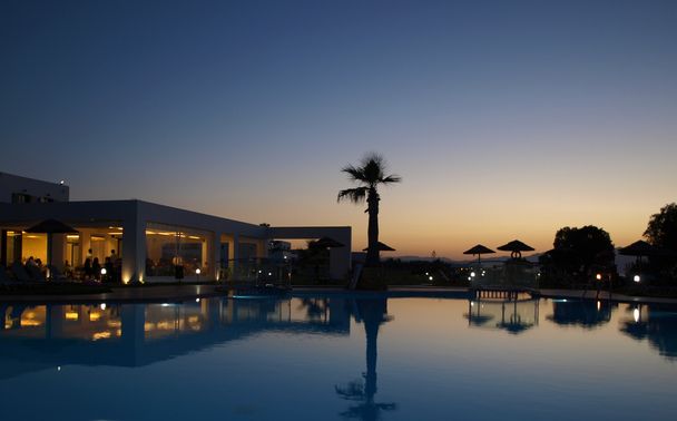 Piscine de l'hôtel de luxe au crépuscule
 - Photo, image