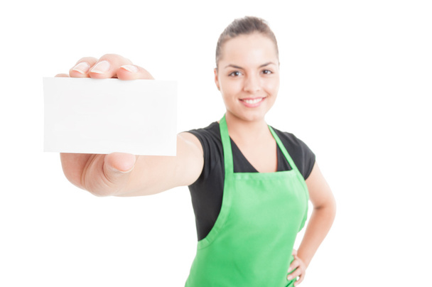 Επιτυχημένη γυναίκα πωλητή δείχνει κενό επαγγελματική κάρτα - Φωτογραφία, εικόνα