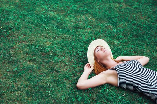 Trendy Hipster Girl Relaxing on the Grass - Foto, imagen