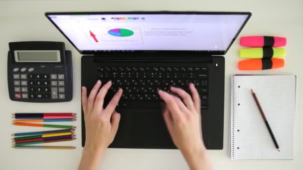 Πληκτρολογώντας σε ένα φορητό υπολογιστή στο χώρο εργασίας - Πλάνα, βίντεο