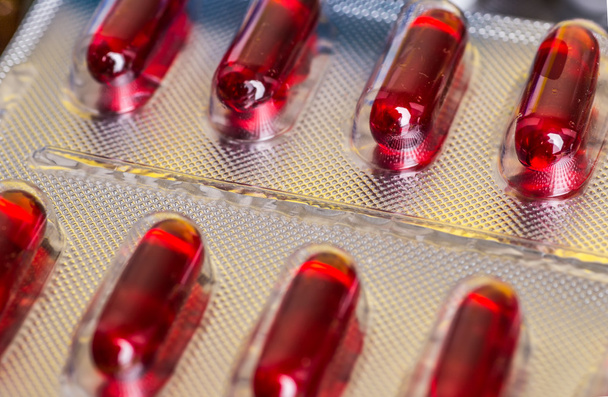 Médicament pilules ou capsules vertes et jaunes. Antibiotiques en gros plan
. - Photo, image