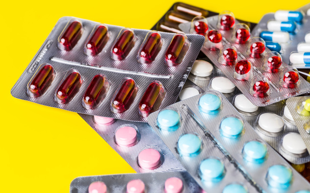 Medicamentos píldoras o cápsulas verdes y amarillas. Primer plano antibiótico
. - Foto, imagen