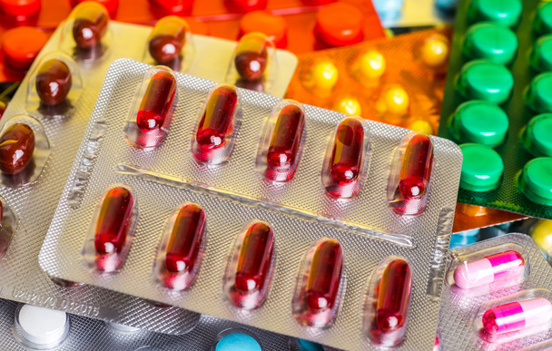 Medicine green and yellow pills or capsules. Antibiotic closeup. - Foto, Bild