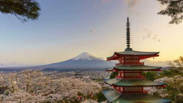 4k dag naar nacht timelapse van Mt. Fuji met Chureito pagode in het voorjaar, Japan - Video