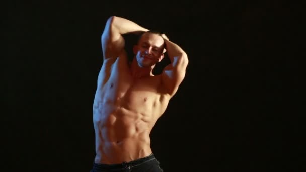 Muscolare giovane sexy nudo carino uomo. maschio striptease danza
. - Filmati, video