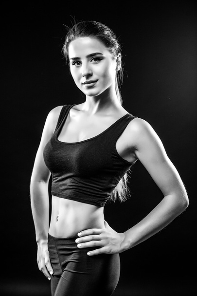 привлекательная фитнес-женщина, тренированное женское тело
. - Фото, изображение