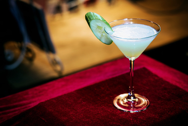concombre menthe moderne tendance cocktail martini dans le bar
  - Photo, image