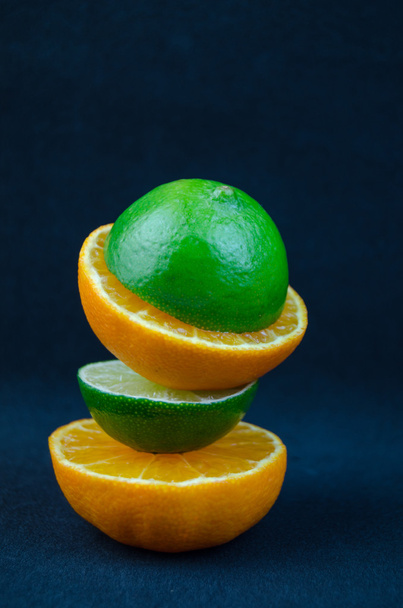 The fruit of lime and mandarin cut in half. - Foto, afbeelding