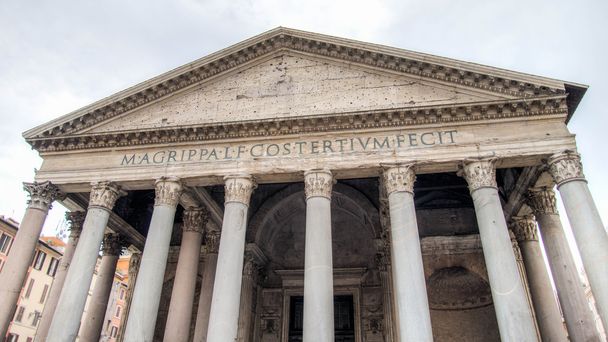 Roma, Italia - 21 de febrero de 2015: El Panteón es una iglesia, convertida de un templo en Roma
 - Foto, imagen