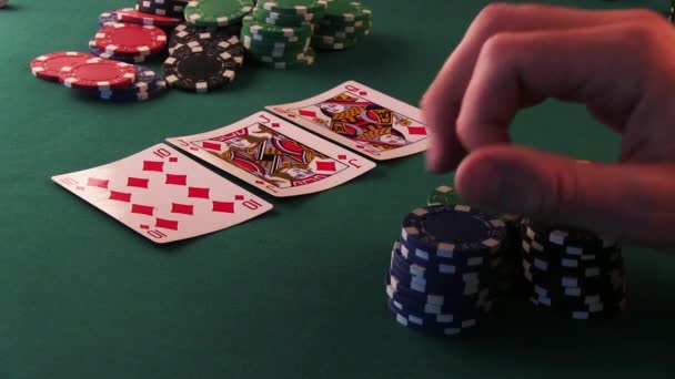 Jugador de Poker cuenta fichas de poker y apuesta
 - Metraje, vídeo