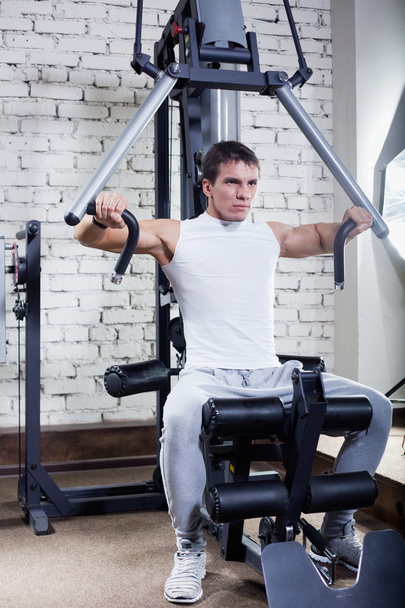 Fitness - powerful muscular man doing weightlifting in gym - Valokuva, kuva