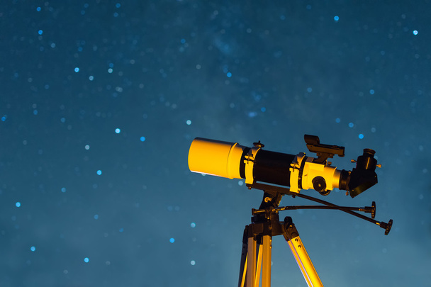 Télescope astronomique pointant vers le ciel étoilé dans la nuit
 - Photo, image