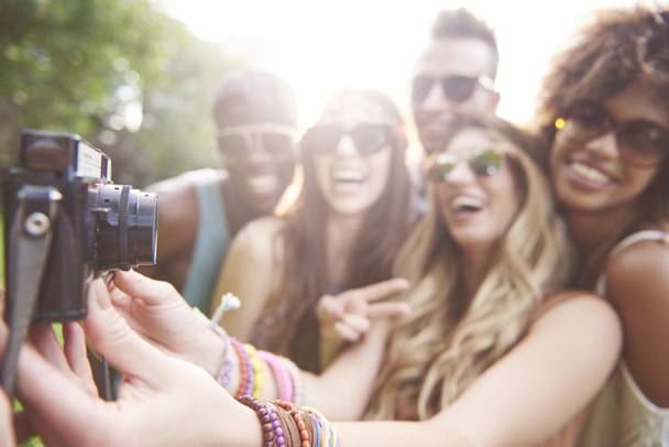Selfie amigos tirados no festival de música
   - Foto, Imagem