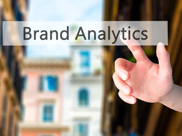 Brand Analytics-рука натискання кнопки на розмитий фон c - Фото, зображення