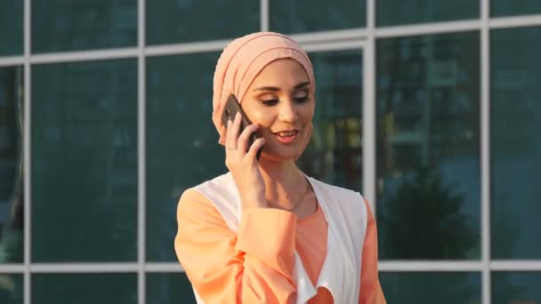 Arabische business vrouw op de mobiele telefoon in een park - Video