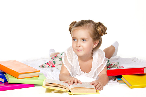 Klein meisje met boeken - Foto, afbeelding