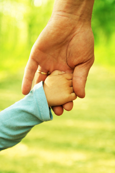 Eltern halten Kind die Hand  - Foto, Bild