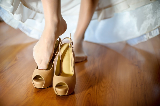 The bride wears shoes - Foto, Bild