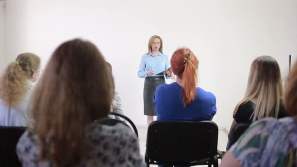 Krásný obchodní žena mluví na konferenci. psychologický trénink - Záběry, video