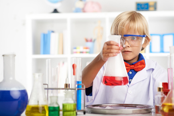 Schooljongen verbaasd met chemische reactie  - Foto, afbeelding