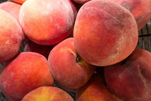 Крупним планом соковиті дозрівають персики як фон
 - Фото, зображення