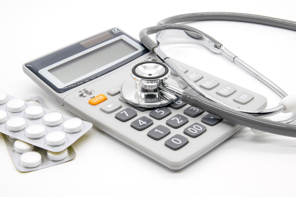 Kalkulačka a Stetoskopy na bílém pozadí - Fotografie, Obrázek