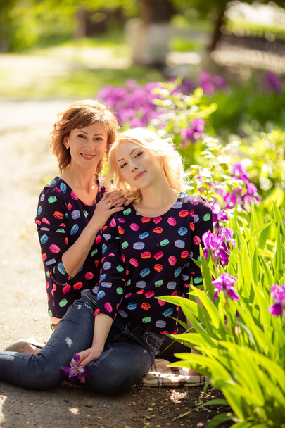 Mother and daughter in garden - Foto, imagen