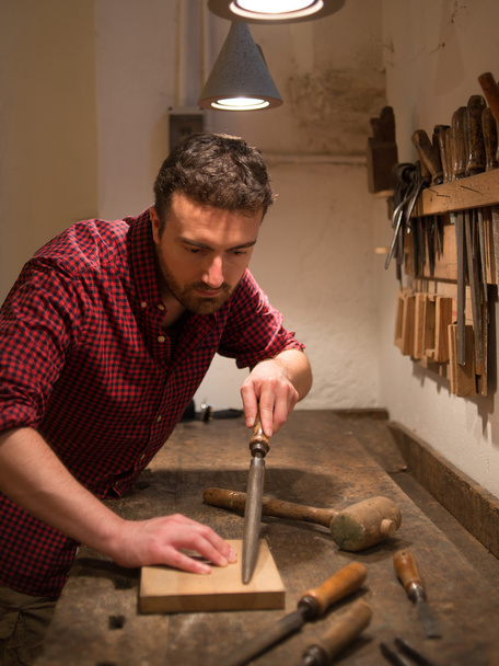 Carpintero trabajando duro con herramientas en su carpintería
 - Foto, imagen