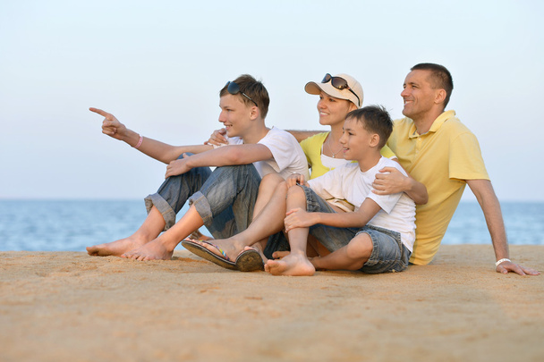 Rodzina na plaży w lecie - Zdjęcie, obraz