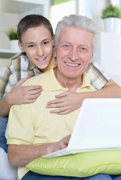 ragazzo e nonno con computer portatile
 - Foto, immagini