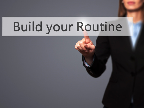 Construisez votre routine - Femme d'affaires appuyant sur les boutons modernes sur un
 - Photo, image