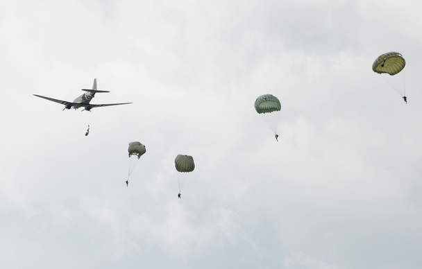 Paracaidistas
 - Foto, Imagen