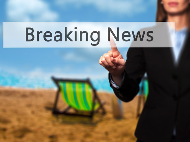 Breaking News - Geschäftsfrau drückt moderne Knöpfe an einer Jungfrau - Foto, Bild