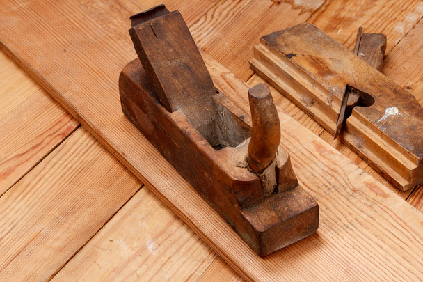 Два дерев'яних старих стружка на дошках
 - Фото, зображення