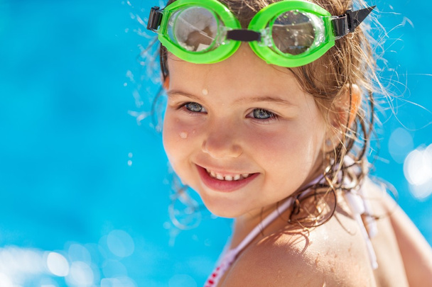 little girl sunning at the pool - Zdjęcie, obraz