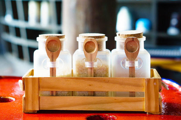 Café-Companheiro Açúcar em frascos foco em colher de madeira
 - Foto, Imagem