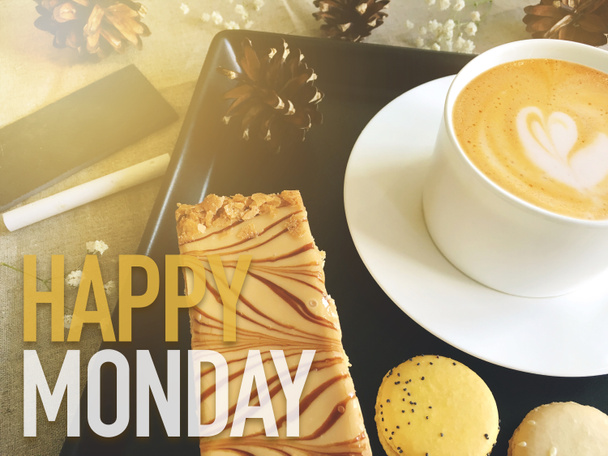 Happy Monday Wort über Kaffee mit Dessert Hintergrund - Foto, Bild