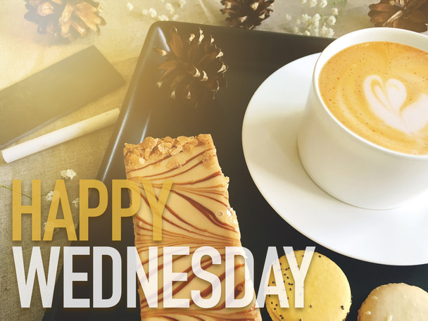 glücklicher Mittwoch Wort über Kaffee mit Dessert Hintergrund - Foto, Bild