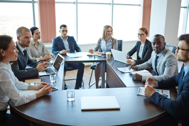 Empresários em reunião no escritório
  - Foto, Imagem