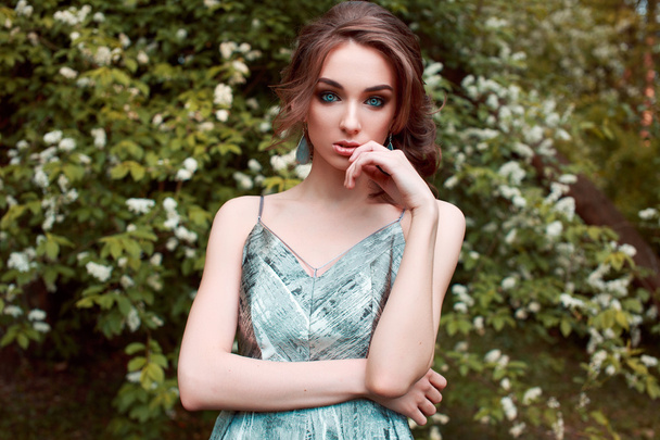 Outdoors portrait of beautiful romantic lady. Perfect make up an - Foto, Imagen