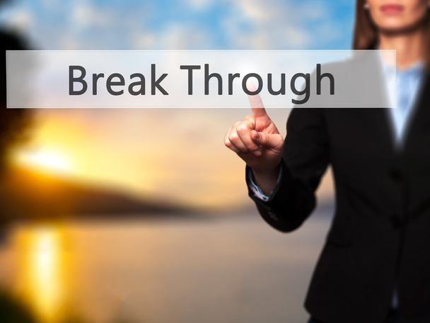 Break Through - επιχειρηματίας πατώντας μοντέρνα κουμπιά σε ένα virt - Φωτογραφία, εικόνα