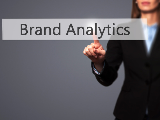 brand analytics - Geschäftsfrau drückt moderne Tasten auf einem vi - Foto, Bild