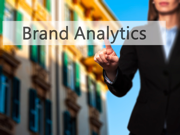 Brand Analytics - Empresaria pulsando botones modernos en un vi
 - Foto, Imagen